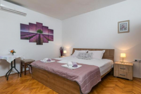 Mini apartment Petra - rooms Purple & Green with kitchen and garden